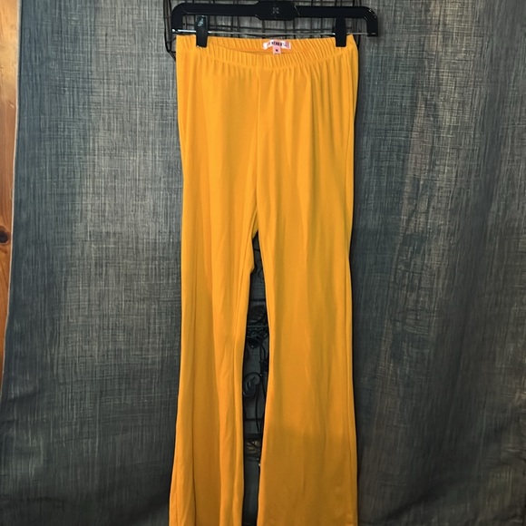 FEATHERS fun 2 piece set! Mustard Top off shoulder & matching Pants size medium. - Picture 3 of 10